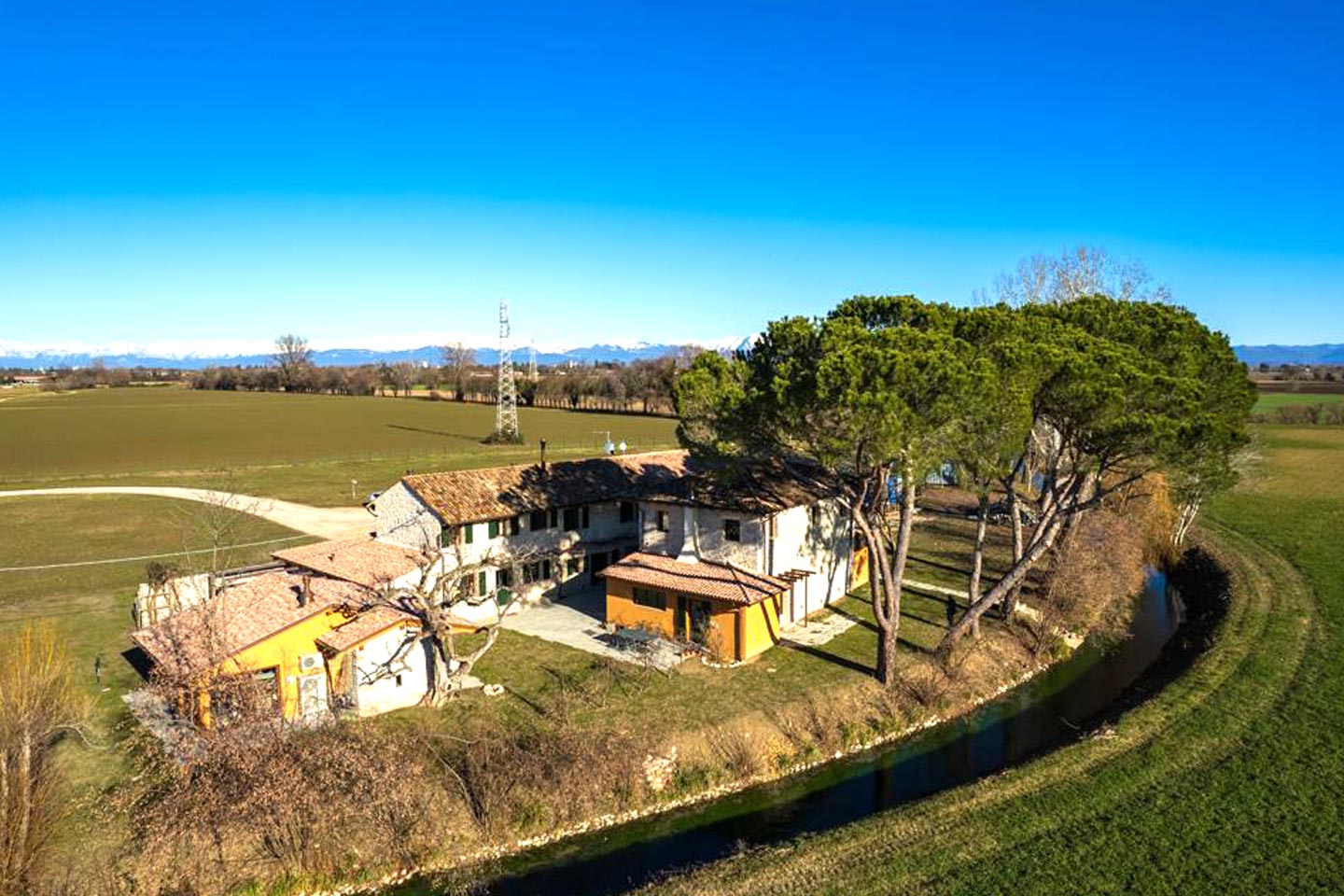 img-esterno-vista-dall-alto-mulino-miceu